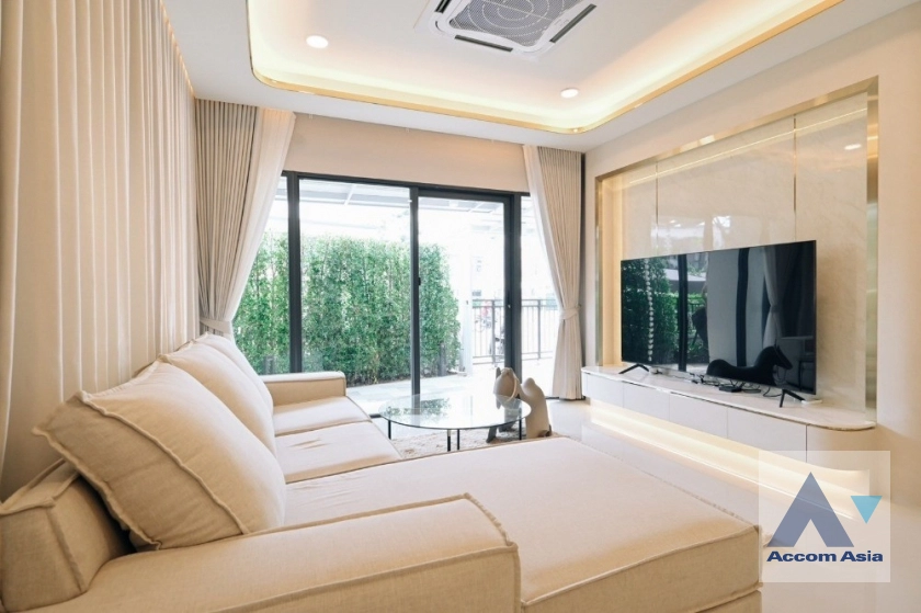 unit 4 Bedrooms  House For Rent in Samutprakan, Samutprakan  (AA39151)