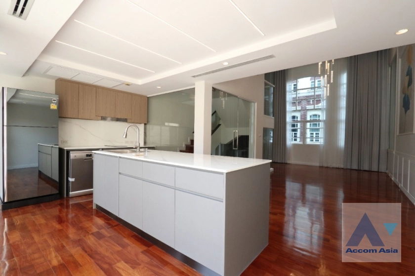 Pet friendly townhouse for rent in Sathorn, Bangkok Code AA39160