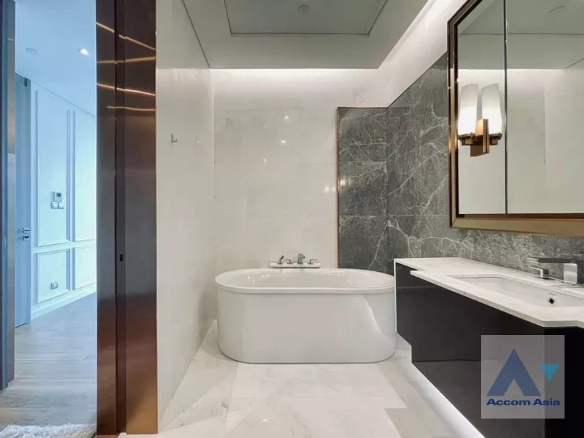 9  1 br Condominium For Rent in Ploenchit ,Bangkok BTS Ploenchit at Sindhorn Tonson AA39166