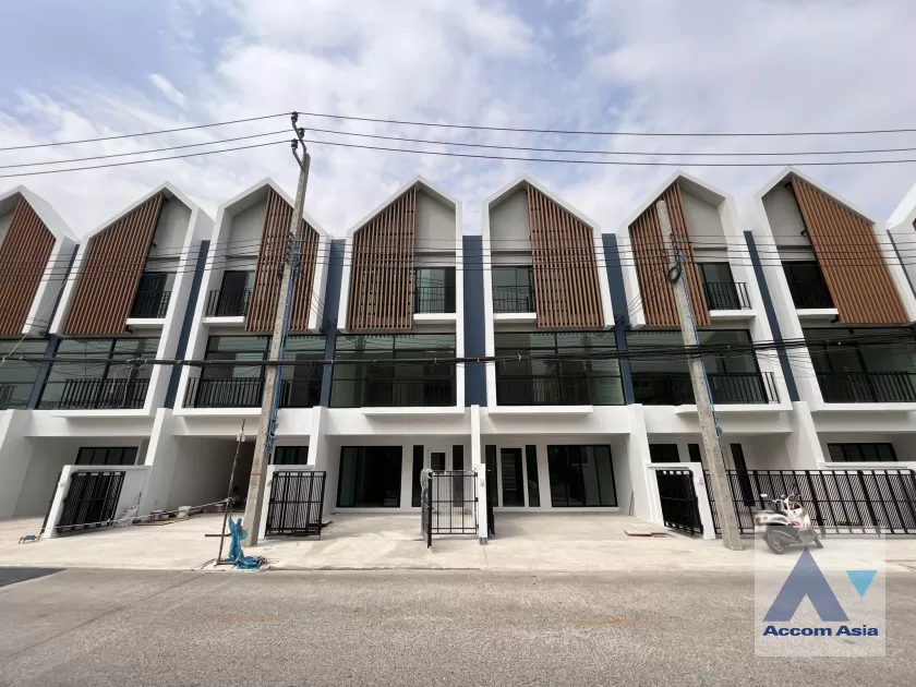 Home Office |  3 Bedrooms  Townhouse For Rent in Bangna, Bangkok  near BTS Bearing (AA39173)