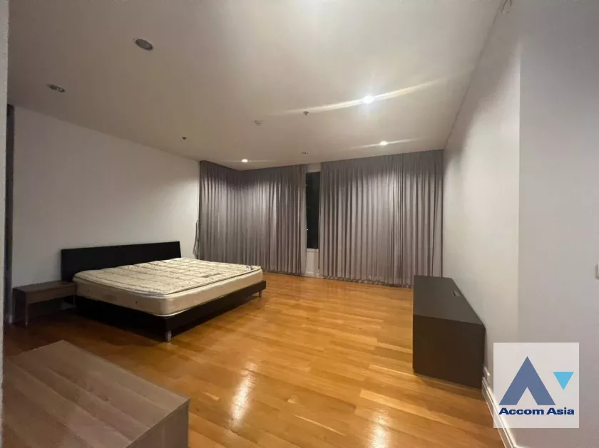 3 Bedrooms  Condominium For Rent in Silom, Bangkok  near BTS Sala Daeng - MRT Silom (AA39190)