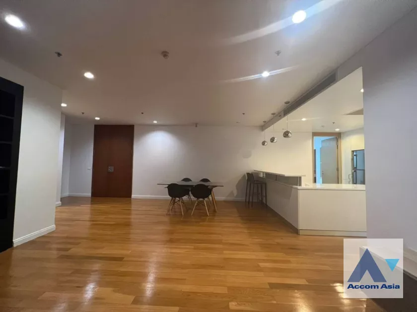 unit 4 Bedrooms  Condominium For Rent in Silom, Bangkok  near BTS Sala Daeng - MRT Silom (AA39190)