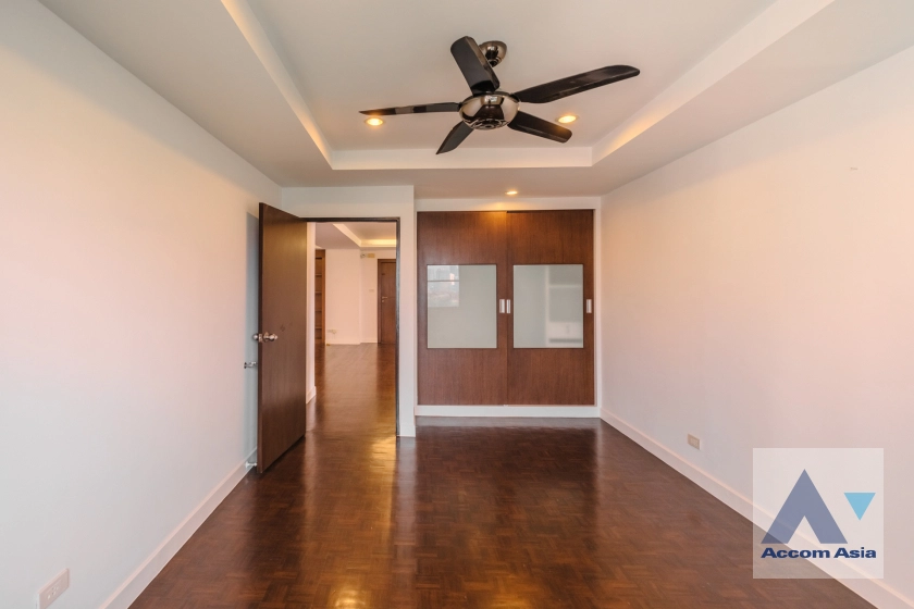 15  3 br Apartment For Rent in Sukhumvit ,Bangkok BTS Asok - MRT Sukhumvit at Family Apartment with Lake View AA39202