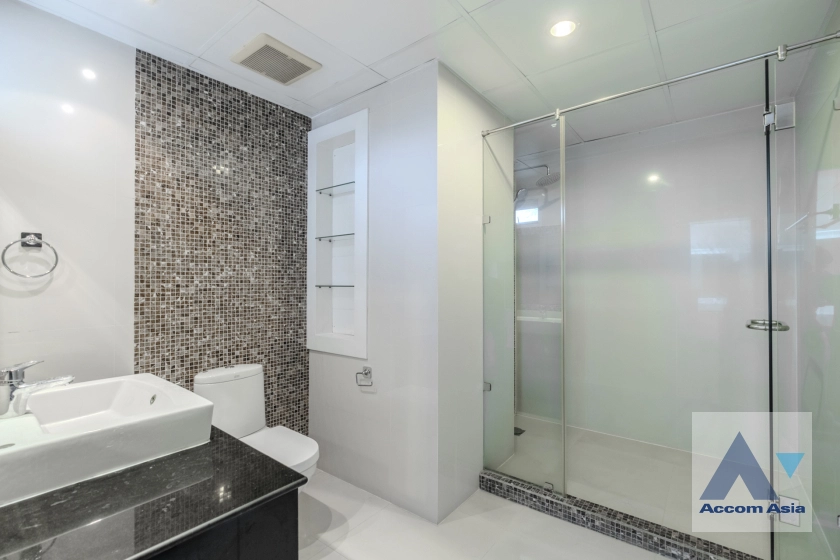 19  3 br Apartment For Rent in Sukhumvit ,Bangkok BTS Asok - MRT Sukhumvit at Family Apartment with Lake View AA39202