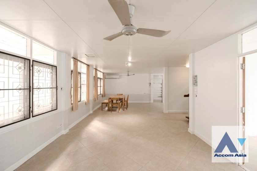 4  3 br House For Sale in Ploenchit ,Bangkok BTS Ploenchit AA39204