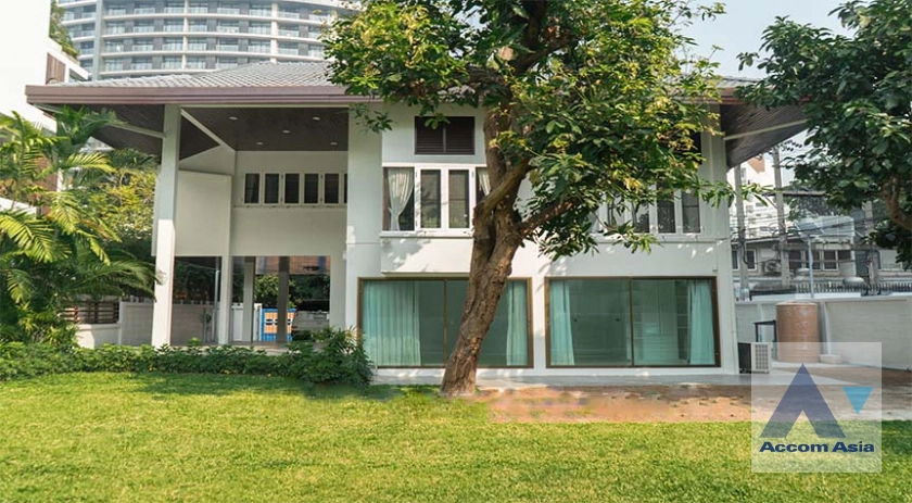  3 Bedrooms  House For Sale in Ploenchit, Bangkok  near BTS Ploenchit (AA39206)