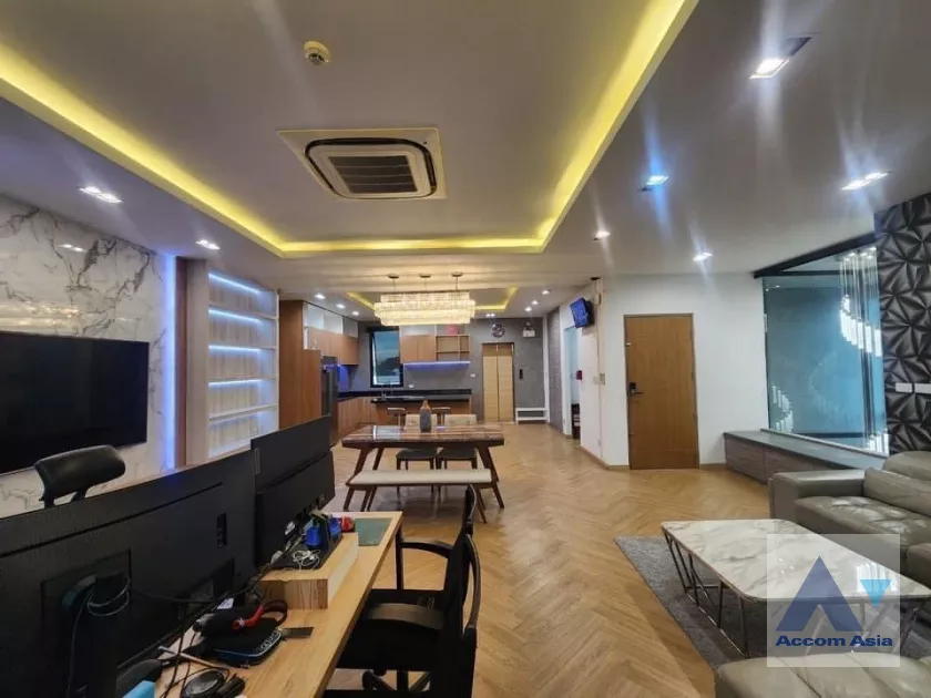 8  Building For Sale in Phaholyothin ,Bangkok  AA39212