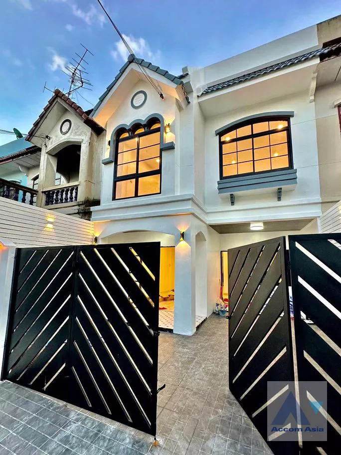 3 Bedrooms Townhouse for Sale near BTS Onnut