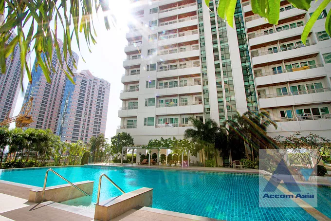  5 Bedrooms  Apartment For Rent in Sukhumvit, Bangkok  near BTS Phrom Phong (AA39235)