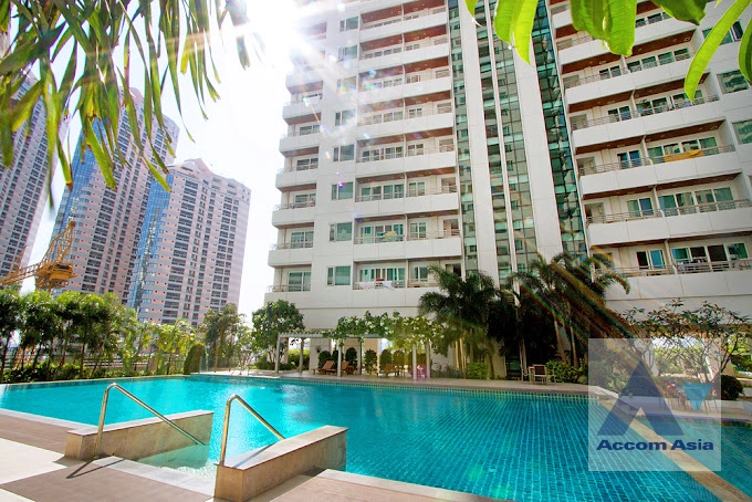  5 Bedrooms  Apartment For Rent in Sukhumvit, Bangkok  near BTS Phrom Phong (AA39236)