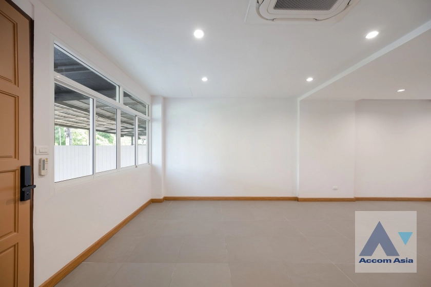  1  4 br Townhouse For Sale in Ratchadaphisek ,Bangkok  at Baan Klang Muang Urbanion Rama 9-Ladprao  AA39242