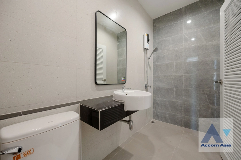 25  4 br Townhouse For Sale in Ratchadaphisek ,Bangkok  at Baan Klang Muang Urbanion Rama 9-Ladprao  AA39242