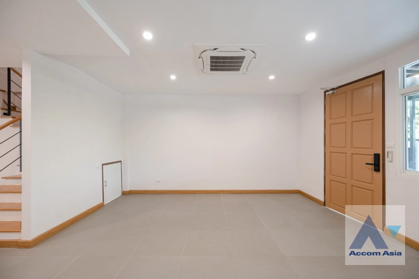 4  4 br Townhouse For Sale in Ratchadaphisek ,Bangkok  at Baan Klang Muang Urbanion Rama 9-Ladprao  AA39242