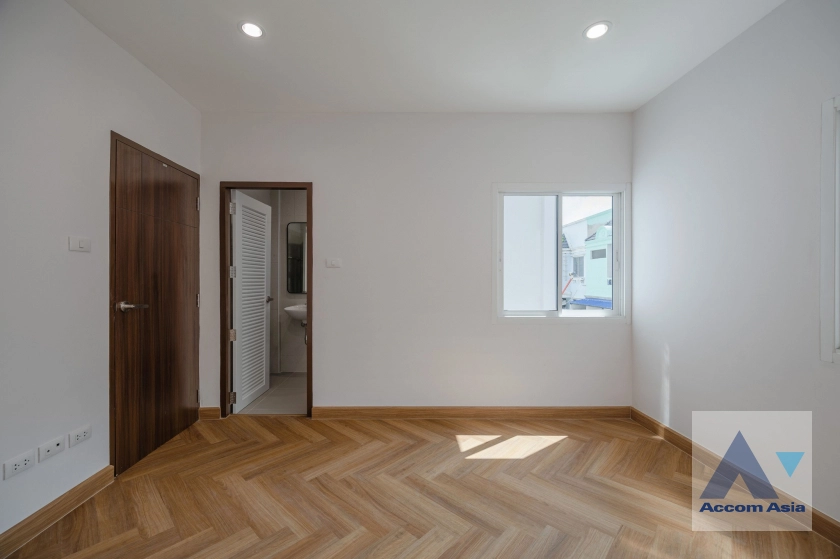 15  4 br Townhouse For Sale in Ratchadaphisek ,Bangkok  at Baan Klang Muang Urbanion Rama 9-Ladprao  AA39242