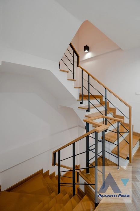 8  4 br Townhouse For Sale in Ratchadaphisek ,Bangkok  at Baan Klang Muang Urbanion Rama 9-Ladprao  AA39242