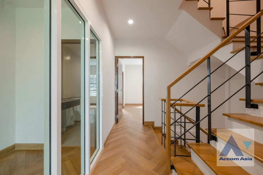 9  4 br Townhouse For Sale in Ratchadaphisek ,Bangkok  at Baan Klang Muang Urbanion Rama 9-Ladprao  AA39242