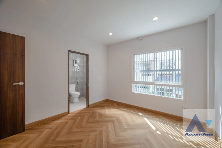 24  4 br Townhouse For Sale in Ratchadaphisek ,Bangkok  at Baan Klang Muang Urbanion Rama 9-Ladprao  AA39242