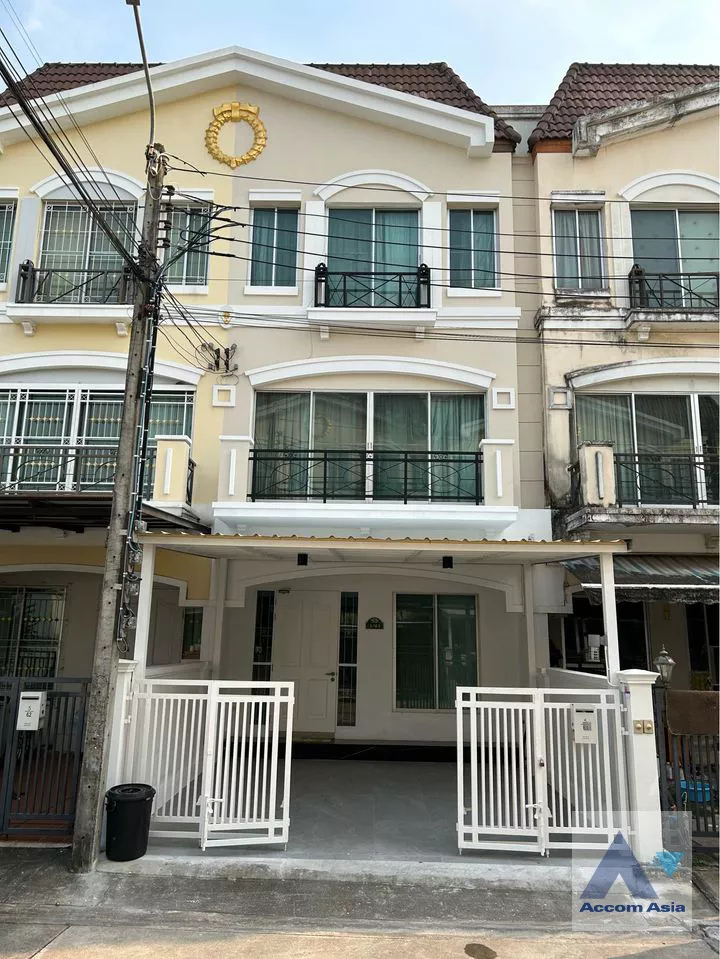 3 Bedrooms  House For Rent & Sale in Pattanakarn, Bangkok  near ARL Hua Mak (AA39267)