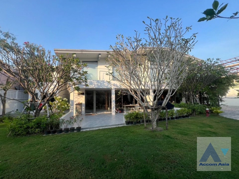 unit 5 Bedrooms  House For Rent in Sukhumvit, Bangkok  near BTS Phra khanong (AA39270)