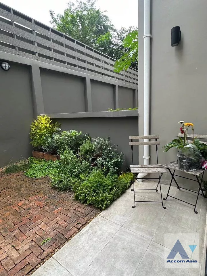 unit 4 Bedrooms  Townhouse For Sale in Samutprakan, Samutprakan  (AA39276)