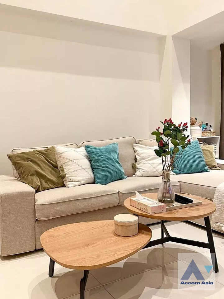 unit 4 Bedrooms  Townhouse For Sale in Samutprakan, Samutprakan  (AA39276)