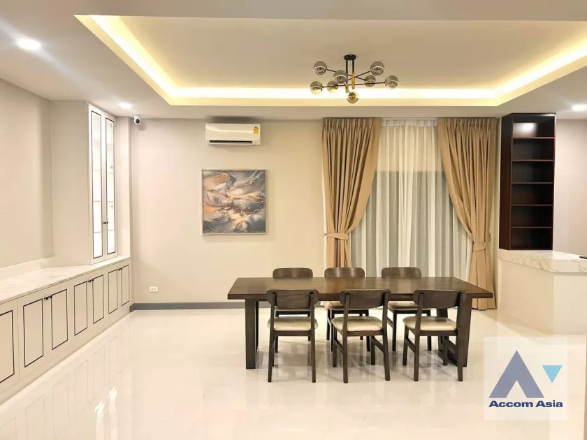 unit 4 Bedrooms  House For Rent in Samutprakan, Samutprakan  near BTS Bang Na (AA39281)