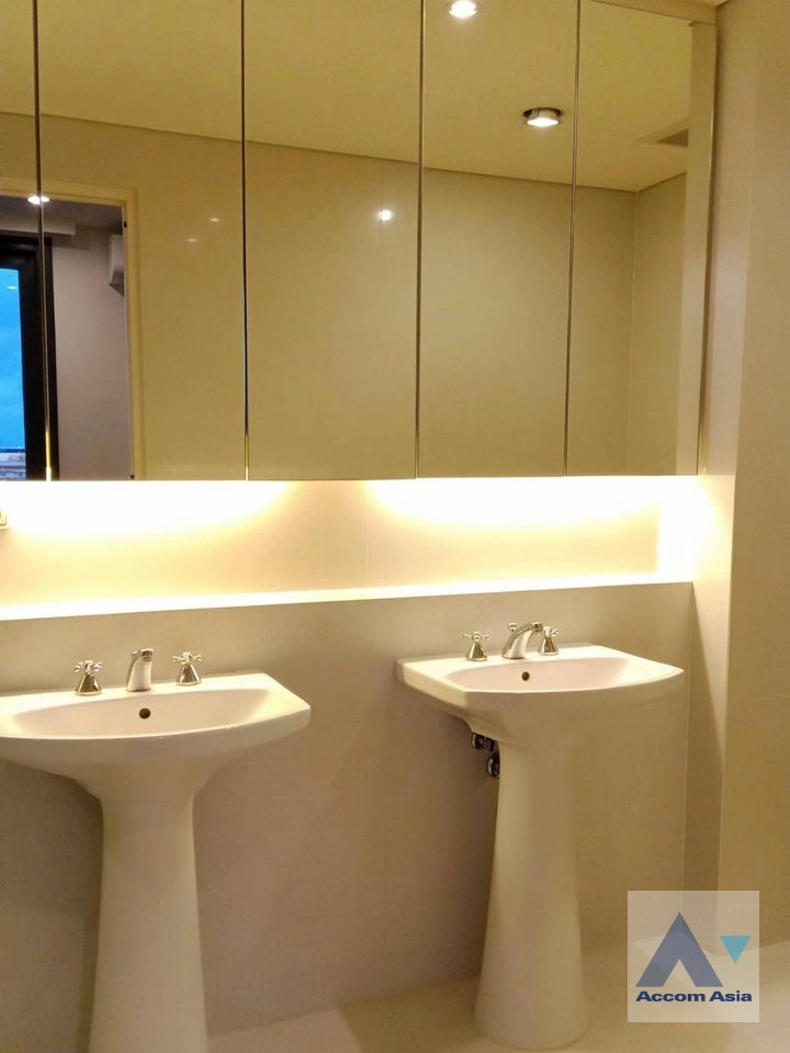 unitPet friendly |  3 Bedrooms  Condominium For Sale in Sukhumvit, Bangkok  near BTS Phrom Phong (AA39304)