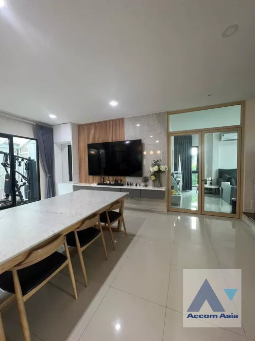  6 Bedrooms  House For Sale in Pattanakarn, Bangkok  (AA39324)