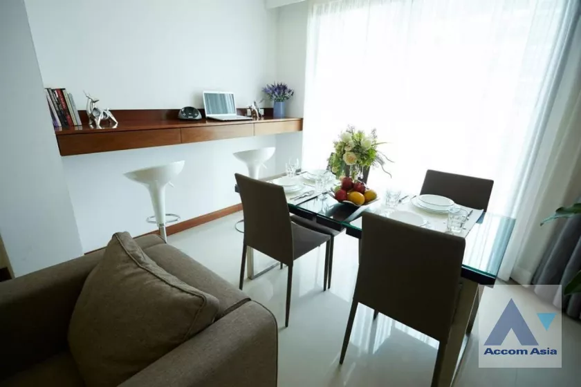  3 Bedrooms  Apartment For Rent in Sukhumvit, Bangkok  near BTS Ekkamai (AA39326)