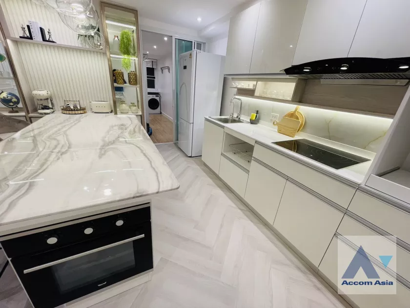 7  3 br Condominium For Sale in Sathorn ,Bangkok BTS Chong Nonsi - BRT Nararam 3 at Fortune Condo Town AA39364