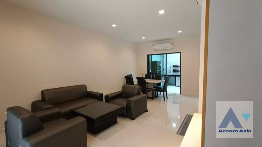unit 4 Bedrooms  Townhouse For Rent in Pattanakarn, Bangkok  (AA39401)
