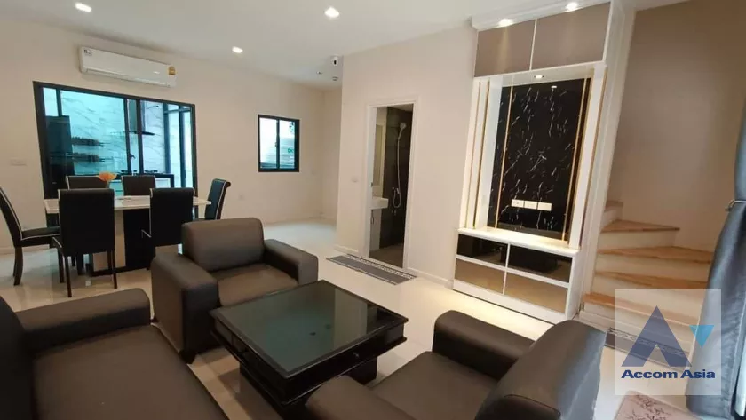 unit 4 Bedrooms  Townhouse For Rent in Pattanakarn, Bangkok  (AA39401)
