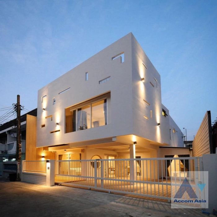  2  3 br House for rent and sale in Sukhumvit ,Bangkok BTS Phra khanong AA39414