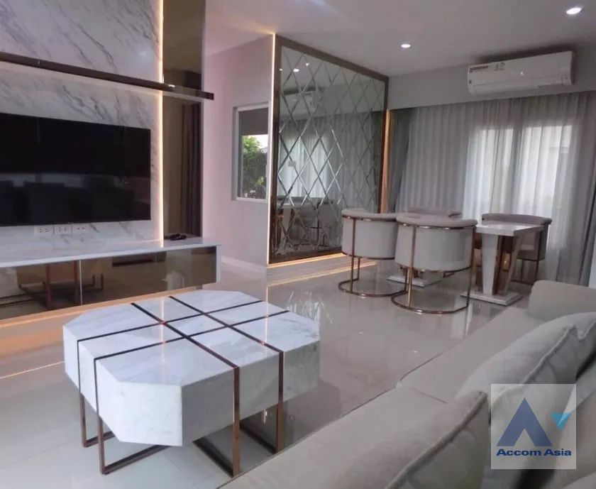  3 Bedrooms  House For Rent in Phaholyothin, Bangkok  (AA39415)