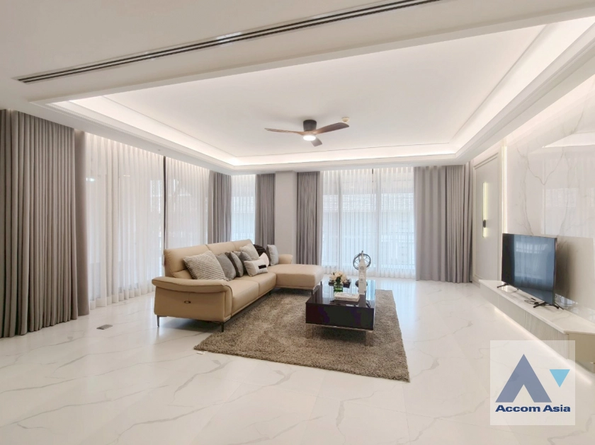 Big Balcony, Pet friendly |  Fully Facilities Apartment  4 Bedroom for Rent BTS Phrom Phong in Sukhumvit Bangkok