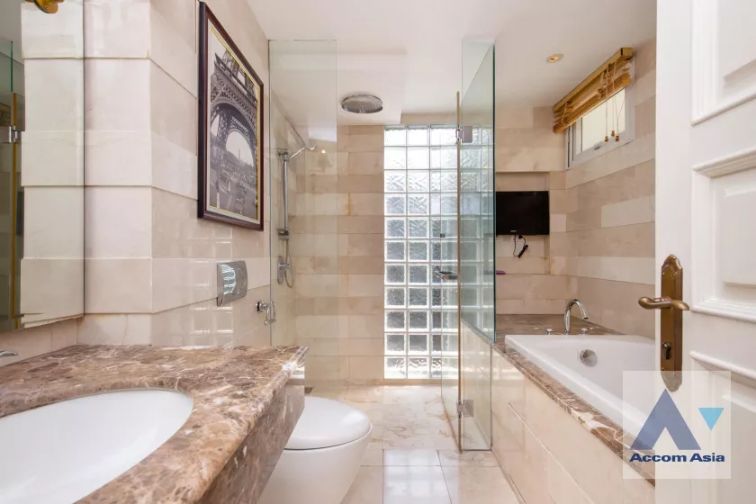 unit 2 Bedrooms  Apartment For Rent & Sale in Sukhumvit, Bangkok  near BTS Ekkamai (AA39476)