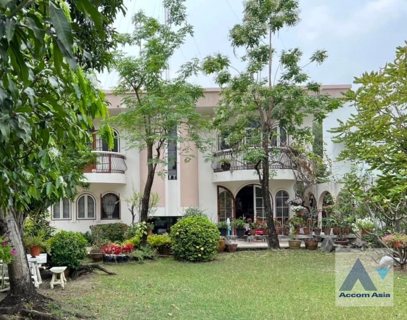  2  4 br House For Sale in Sukhumvit ,Bangkok BTS Punnawithi AA39517