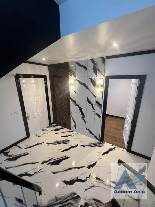 10  4 br House for rent and sale in Sukhumvit ,Bangkok BTS Ekkamai - BTS Phra khanong at House  in compound AA39564