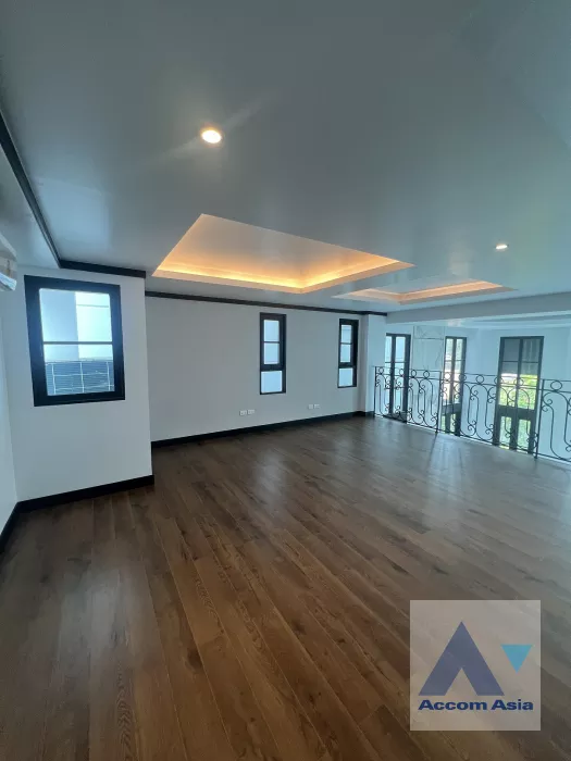 5  4 br House for rent and sale in Sukhumvit ,Bangkok BTS Ekkamai - BTS Phra khanong at House  in compound AA39564