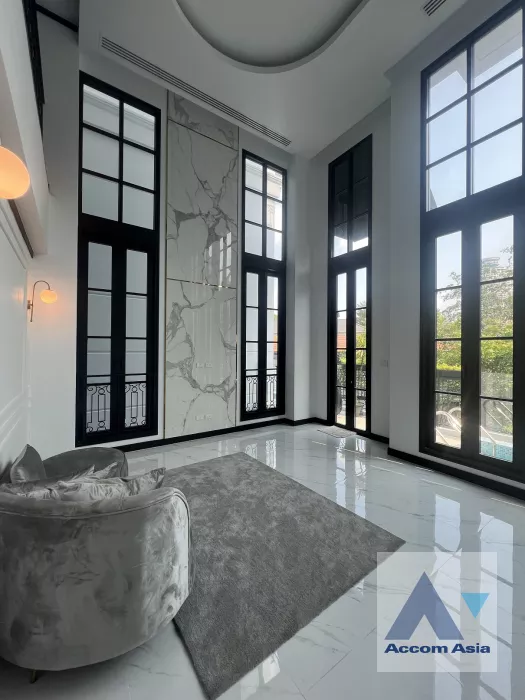 Home Office, Private Swimming Pool |  House  in compound House  4 Bedroom for Rent BTS Phra khanong in Sukhumvit Bangkok