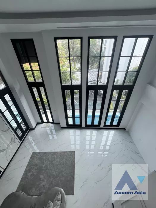  1  4 br House for rent and sale in Sukhumvit ,Bangkok BTS Ekkamai - BTS Phra khanong at House  in compound AA39564