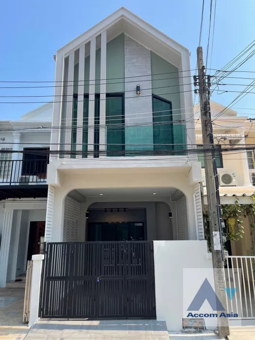  2 Bedrooms  Townhouse For Sale in Sukhumvit, Bangkok  near BTS On Nut (AA39567)