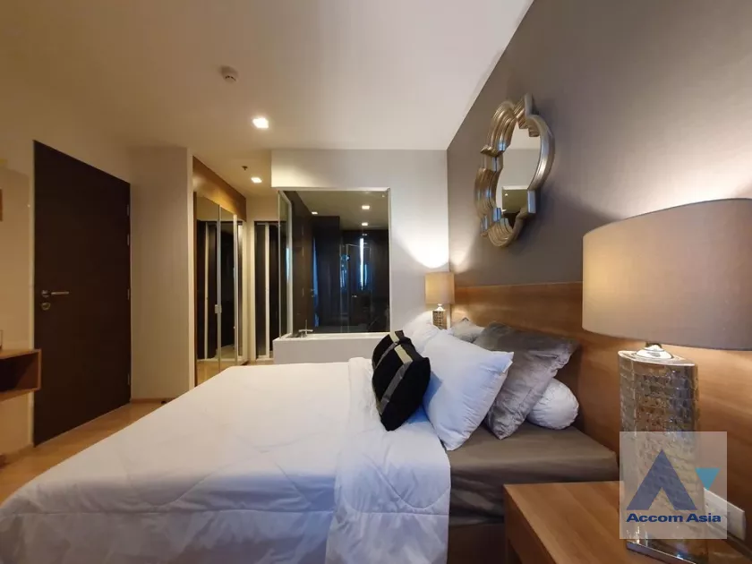  1 Bedroom  Condominium For Rent in Sathorn, Bangkok  near BTS Saphan Taksin (AA39570)