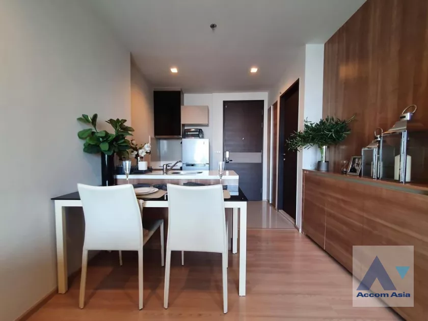 1 Bedroom  Condominium For Rent in Sathorn, Bangkok  near BTS Saphan Taksin (AA39570)