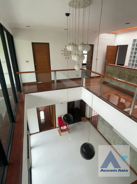  4 Bedrooms  House For Sale in Phaholyothin, Bangkok  (AA39581)