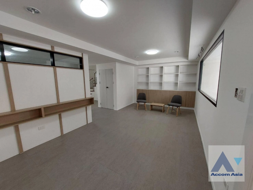 unit 4 Bedrooms  House For Sale in Sukhumvit, Bangkok  near BTS Phra khanong (AA39587)