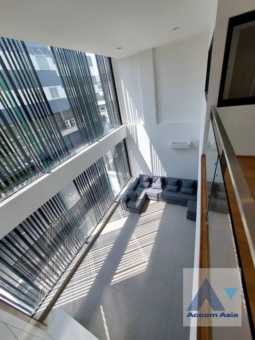 unit 4 Bedrooms  House For Sale in Sukhumvit, Bangkok  near BTS Phra khanong (AA39587)