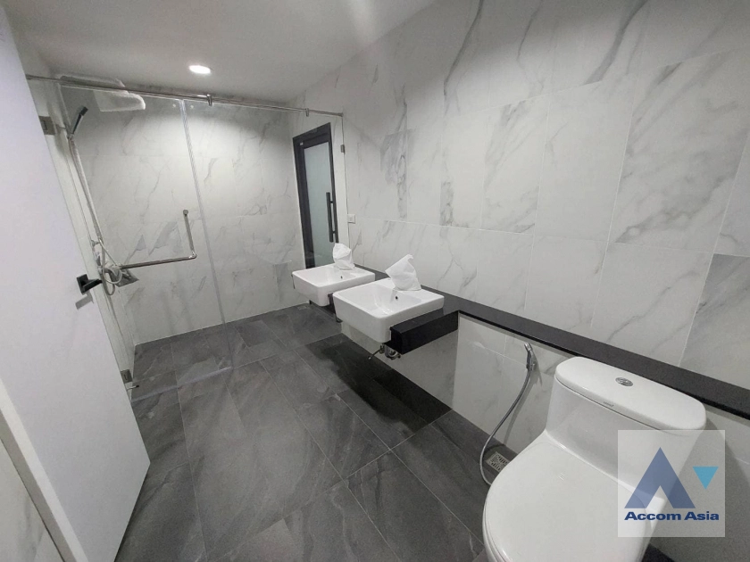 11  3 br House For Sale in Ploenchit , BTS Phra khanong AA39588