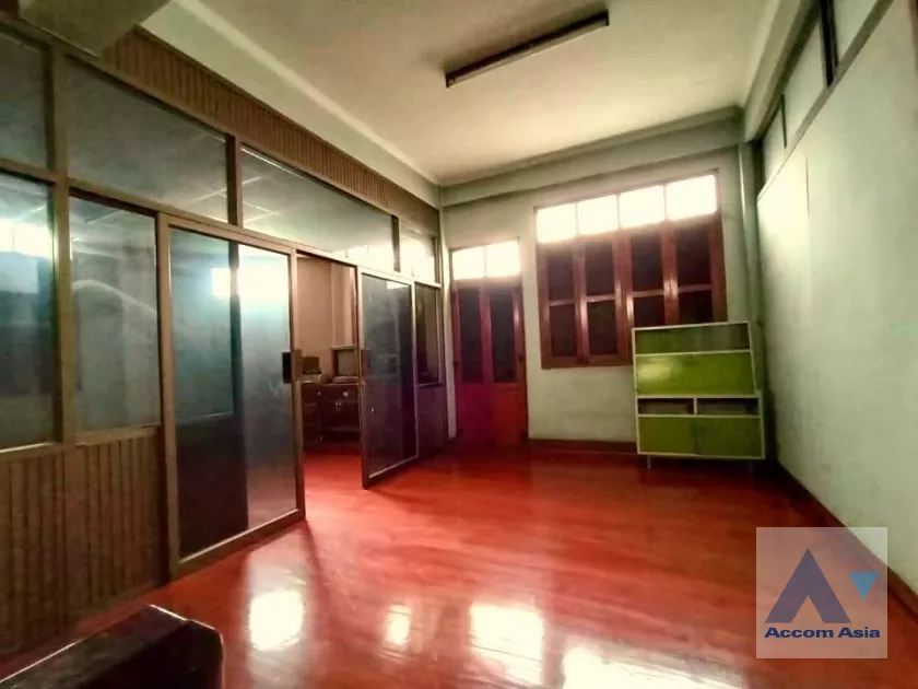  8 Bedrooms  Building For Rent in Sathorn, Bangkok  near BTS Saphan Taksin (AA39617)