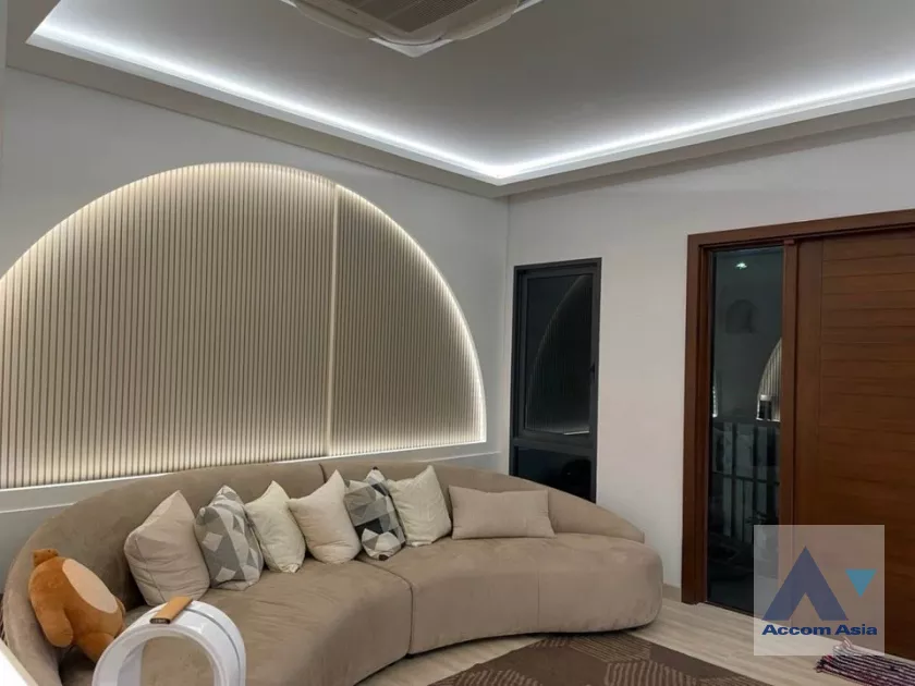 unit 4 Bedrooms  House For Sale in Pattanakarn, Bangkok  (AA39618)